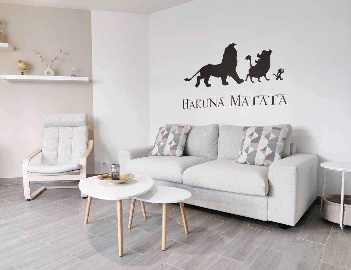 Séjour lumineux de CasaSimba avec canapé-lit blanc, fauteuil et tables basses gigognes