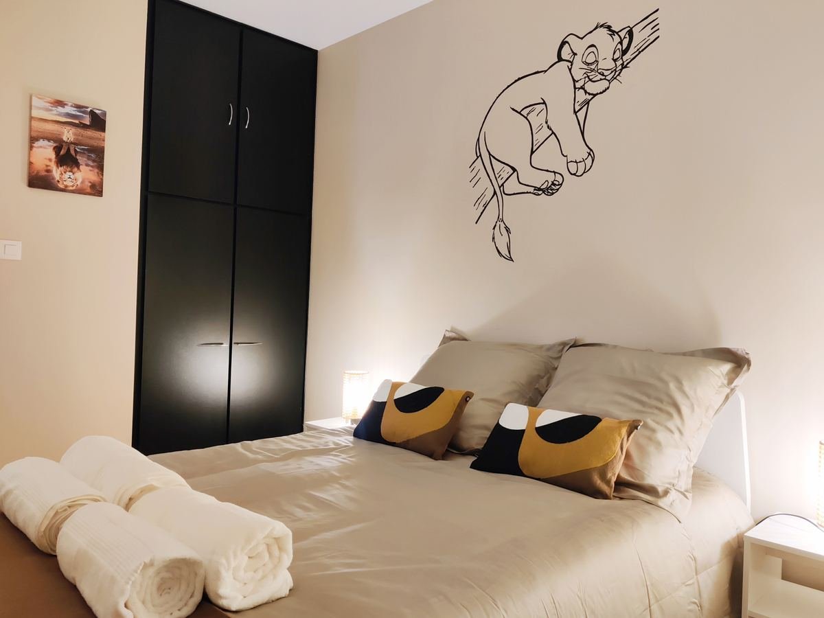 Chambre avec armoire, lit double aux tons sable et serviettes de bain fournies