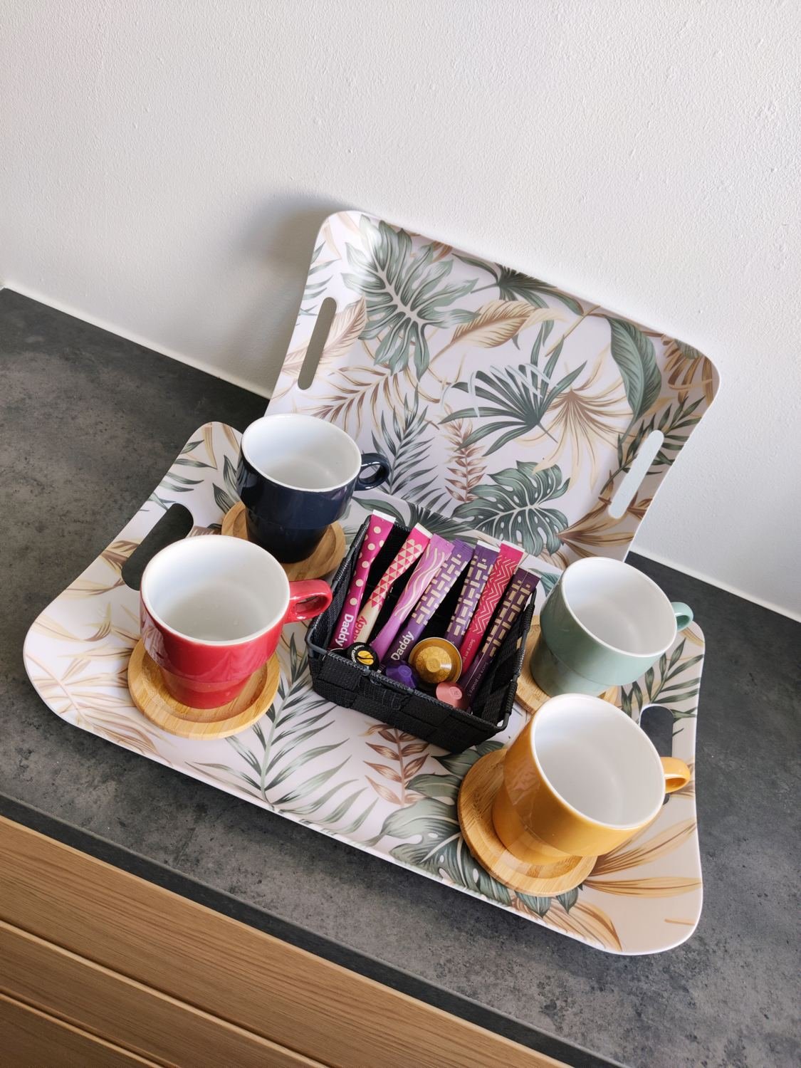 Plateau de petit-déjeuner avec mugs, café et gourmandises