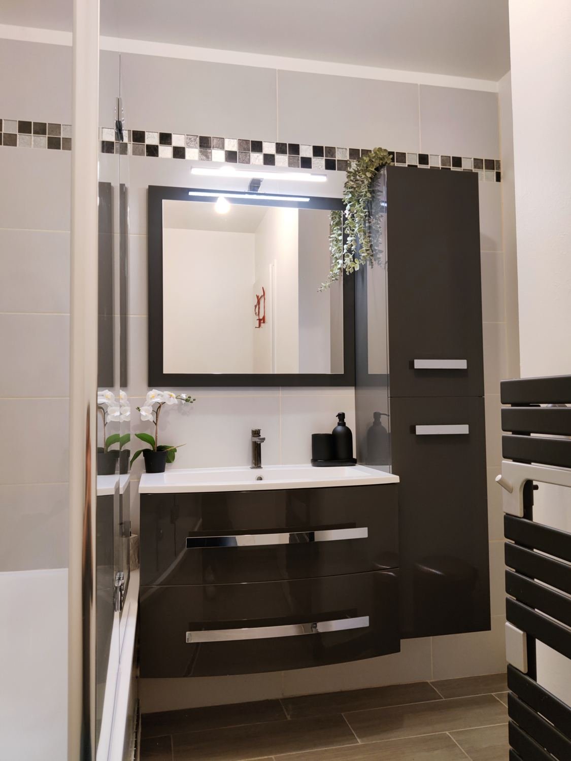 Salle de bains de CasaSimba avec meuble vasque, grand miroir et sèche-serviettes